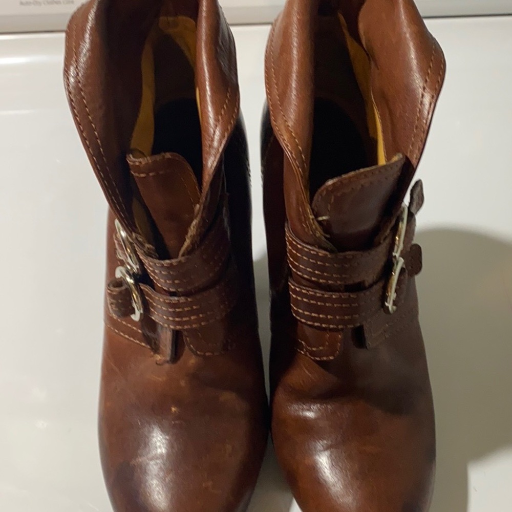 Size 10 Beautful brown leather Frye brand boot .